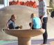 Marcia Cross et ses jumelles Eden et Savannah qui s'amusent sur la plage. Santa Monica, Los Angeles, le 22 avril 2011.
