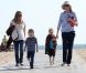 Marcia Cross et ses jumelles Eden et Savannah passent du bon temps à la plage à Santa Monica, Los Angeles, le 22 avril 2011.