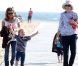 Eden a copié sa maman Marcia Cross en mettant un t-shirt marinière pour aller à la plage à Santa Monica, Los Angeles, le 22 avril 2011.