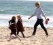 Marcia Cross et ses jumelles Eden et Savannah passent du bon temps à la plage à Santa Monica, Los Angeles, le 22 avril 2011.