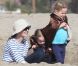 Marcia Cross : Bonheur à la plage avec ses jumelles, sa marinière et son bob !