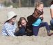 Marcia Cross et ses jumelles Eden et Savannah passent du bon temps à la plage à Santa Monica, Los Angeles, le 22 avril 2011.