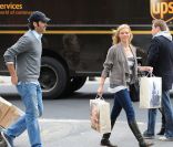 Amy Smart et son fiancé Carter Oosterhouse en train de faire du shopping dans les rues de New York, le 22 avril 2011.