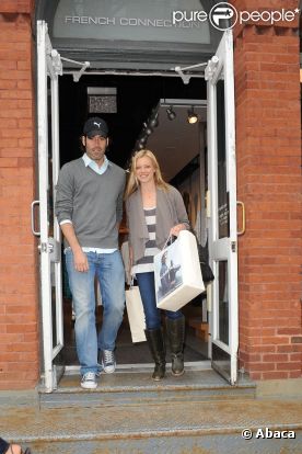 Amy Smart et son fiancé Carter Oosterhouse en train de faire du shopping dans les rues de New York, le 22 avril 2011.