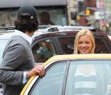 Amy Smart et son fiancé Carter Oosterhouse en train de faire du shopping dans les rues de New York, le 22 avril 2011.