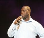 Mouss Diouf se produit au Stade Charlety en septembre 2006.