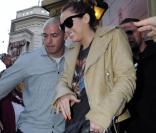 Miley Cyrus se rend au restaurant Plaza Mayor avec sa maman Tish, lundi 9 mai, à Buenos Aires, en Argentine.