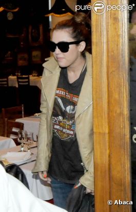 Miley Cyrus se rend au restaurant Plaza Mayor avec sa maman Tish, lundi 9 mai, à Buenos Aires, en Argentine.