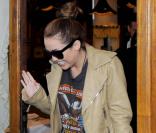 Miley Cyrus se rend au restaurant Plaza Mayor avec sa maman Tish, lundi 9 mai, à Buenos Aires, en Argentine.