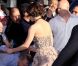 Un fan de Keira Knightley perd le contrôle alors que la star sort du Daily Show de Jon Stewart à New York le 9 mai 2011