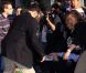 Un fan de Keira Knightley perd le contrôle alors que la star sort du Daily Show de Jon Stewart à New York le 9 mai 2011