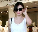 Miranda Kerr fait du shopping à West Hollywood le 10 mai 2011 à Los Angeles  
