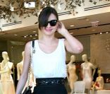 Miranda Kerr fait du shopping à West Hollywood le 10 mai 2011 à Los Angeles  