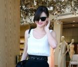 Miranda Kerr fait du shopping à West Hollywood le 10 mai 2011 à Los Angeles  