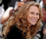 Faye Dunaway présente l'affiche officielle du festival de Cannes le 11 mai 2011