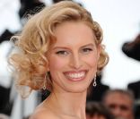 Karolina Kurkova lors de la cérémonie d'ouverture du 64ème Festival de Cannes, le 11 mai 2011