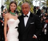 Bianca Balti sublime en fourreau blanc au bras du patron de De Grisogono dont elle est l'ambassadrice. Ici, lors de la cérémonie d'ouverture du 64ème Festival de Cannes, le 11 mai 2011