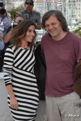 Elodie Bouchez et Emir Kusturica (président) lors du photocall du jury de la section Un Certain Regard au festival de Cannes le 12 mai 2011