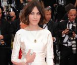 Alexa Chung porte une robe Balenciaga sur le tapis rouge  du Festival de Cannes, le 12 mai 2011.