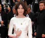 Alexa Chung sublime sa robe blanche avec un magnifique collier orné de pierres précieuses. Cannes, 12 mai 2011.