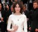 Alexa Chung sublime sa robe blanche avec un magnifique collier orné de pierres précieuses. Cannes, 12 mai 2011.