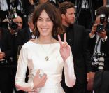 Alexa Chung s'amuse avec les photographes sur les marches du Festival de Cannes, le 12 mai 2011.