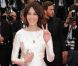 Alexa Chung s'amuse avec les photographes sur les marches du Festival de Cannes, le 12 mai 2011.