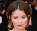 La timide Emily Browning vient présenter le film Sleeping Beauty au Festival de Cannes, le 12 mai 2011.
