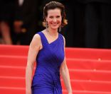 Carole Bouquet est à tomber avec sa longue robe sur le tapis rouge du Palais des festivals. Cannes, 12 mai 2011