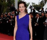 Carole Bouquet est à tomber avec sa longue robe sur le tapis rouge du Palais des festivals. Cannes, 12 mai 2011