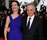 Carole Bouquet est à tomber avec sa longue robe sur le tapis rouge du Palais des festivals. Cannes, 12 mai 2011