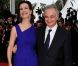 Carole Bouquet est à tomber avec sa longue robe sur le tapis rouge du Palais des festivals. Cannes, 12 mai 2011