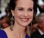 Carole Bouquet est à tomber avec sa longue robe sur le tapis rouge du Palais des festivals. Cannes, 12 mai 2011