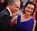 Carole Bouquet est à tomber avec sa longue robe sur le tapis rouge du Palais des festivals. Cannes, 12 mai 2011