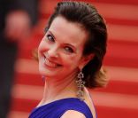 Carole Bouquet est à tomber avec sa longue robe sur le tapis rouge du Palais des festivals. Cannes, 12 mai 2011
