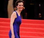 Carole Bouquet est à tomber avec sa longue robe sur le tapis rouge du Palais des festivals. Cannes, 12 mai 2011