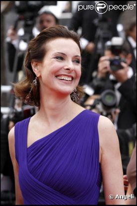 Rayonnante, Carole Bouquet vient assister à la projection du premier film en compétition,  Sleeping Beauty . Cannes, 12 mai 2011