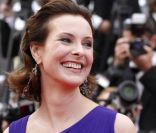 Rayonnante, Carole Bouquet vient assister à la projection du premier film en compétition, <em>Sleeping Beauty</em>. Cannes, 12 mai 2011