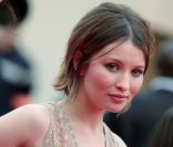 Emily Browning, l\'héroïne de film en compétition, <em>Sleeping Beauty</em>, sur le tapis rouge du Festival de Cannes, le 12 mai 2011