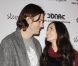 Ashton Kutcher et son épouse Demi Moore participent à l'opération Real men d'ont buy girls, en avril 2011 à New York.