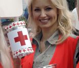 Adriana Karembeu, lors de l'ouverture de la quête annuelle de la Croix-Rouge, en mai 2008.