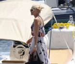  Robe longue, boots à talons et lunettes XXL... Gwen Stefani a toujours la classe. Seul hic : son sac trop sporty pour son look bohème chic. Antibes, 15 mai 2011 