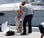 Après une journée avec son mari Gavin et ses fils, Kingston et Zuma,  Gwen Stefani rejoint un ami à l'Eden Roc. Antibes, 15 mai 2011