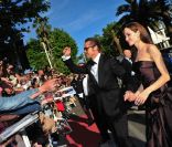 Angelina Jolie et Brad Pitt signent des autographes lors de leur passage sur le tapis rouge du 64e Festival de Cannes, à l'occasion de la présentation de  The Tree of Life , le 16 mai 2011.