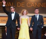Brad Pitt, la belle Jessica Chastain et Sean Penn lors de la montée des marches de <em>The Tree of Life</em>, dans le cadre du 64e Festival de Cannes, le 16 mai 2011.
