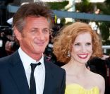 Sean Penn, Jessica Chastain et Brad Pitt lors de la montée des marches de <em>The Tree of Life</em>, dans le cadre du 64e Festival de Cannes, le 16 mai 2011.