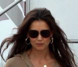 Katie Holmes et sa fille Suri en train de se balader et de partager des pommes après avoir quitté le studio où Tom Cruise tourne son prochain film Rock of Ages à Miami le 16 mai 2011.