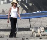 Jennifer Aniston et son chien Norman à Malibu en septembre 2005