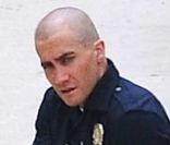 Jake Gyllenhaal et Michael Peña durant le tournage de End of Watch. Jake Gyllenhaal n\'est pas au top de sa beauté sans cheveux...<br />