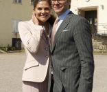 La princesse Victoria de Suède et son mari le prince Daniel entamaient le 19 mai 2011 une visite officielle de trois jours sur les lieux de l'enfance de Daniel, à Ockelbo, dans le centre-ouest du pays. La ferveur populaire était au rendez-vous pour le retour du fils prodigue !